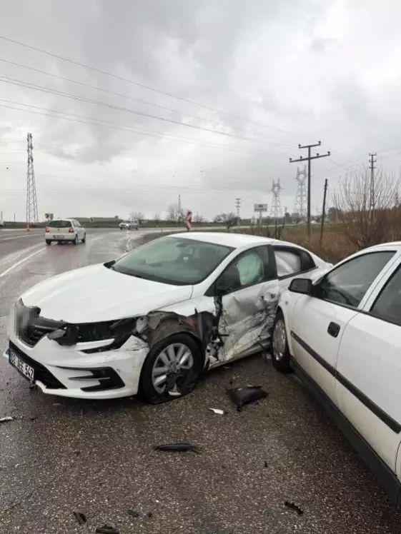 Adıyaman’da Börgenek Rampasında Zincirleme Trafik Kazası: 4 Yaralı