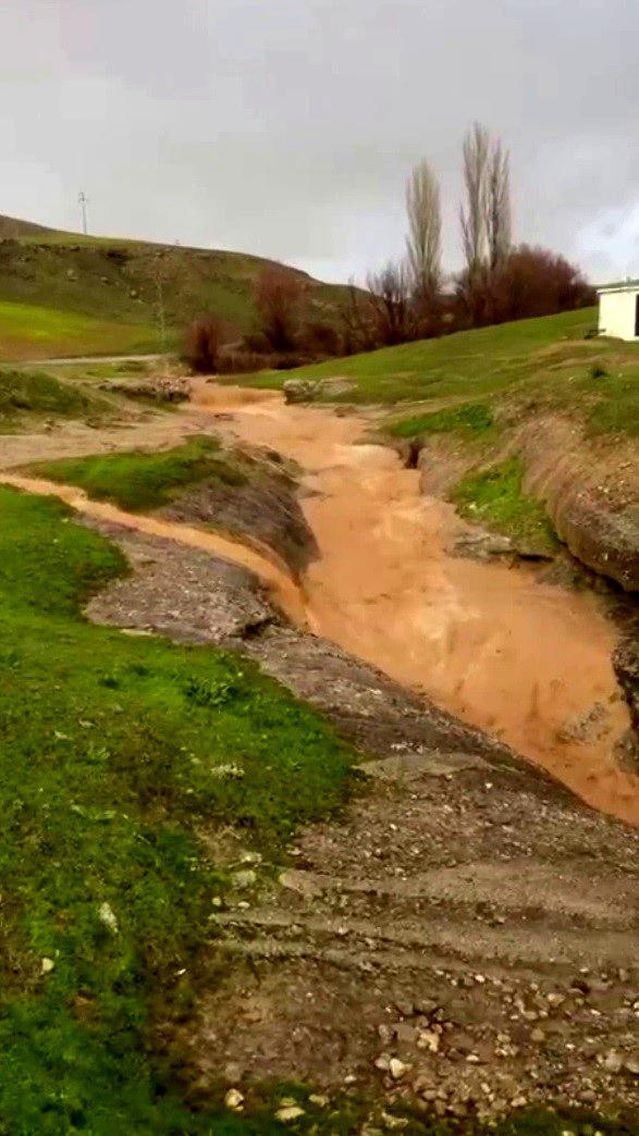 Siirt Kurtalan'da Dolu Yağışı Tarım Alanlarında Hasara Yol Açtı