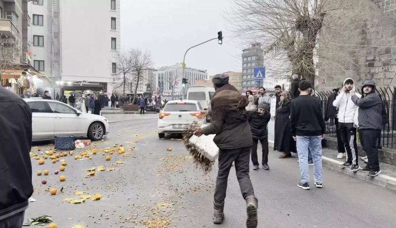 Diyarbakır'da Zabıta ile Seyyar Satıcılar Arasında Gerginlik Yaşandı