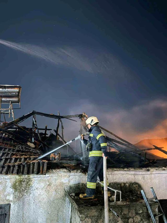 Milas'ta İki Katlı Evde Çıkan Çatı Yangını Kontrol Altına Alındı
