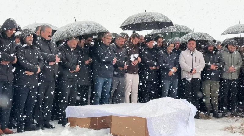 Tatvan'daki Kazada Ölen Aile Yüksekova'da Yan Yana Defnedildi