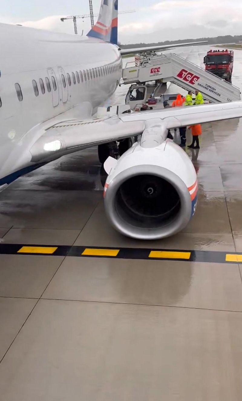 Antalya Havalimanı'nda Boeing 737'nin iniş takımı kırıldı, yolcular tahliye edildi