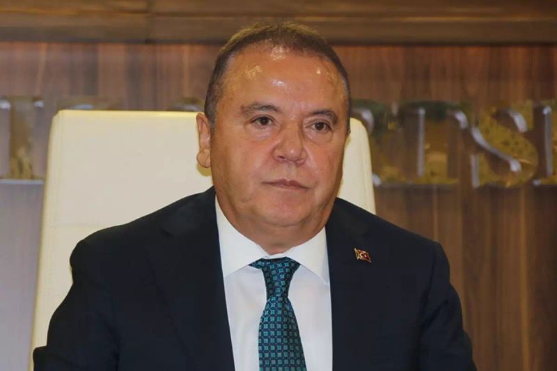 Muhittin Böcek’in Solunum Sorunları Kritik Seviyede, Hastaneye Kaldırıldı