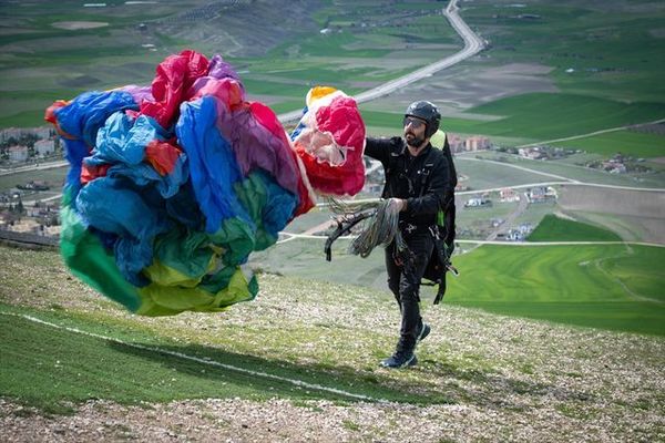 Komiser Oğuz Er, Gökyüzünde Türk Bayrağıyla Polis Haftası'nı Kutladı
