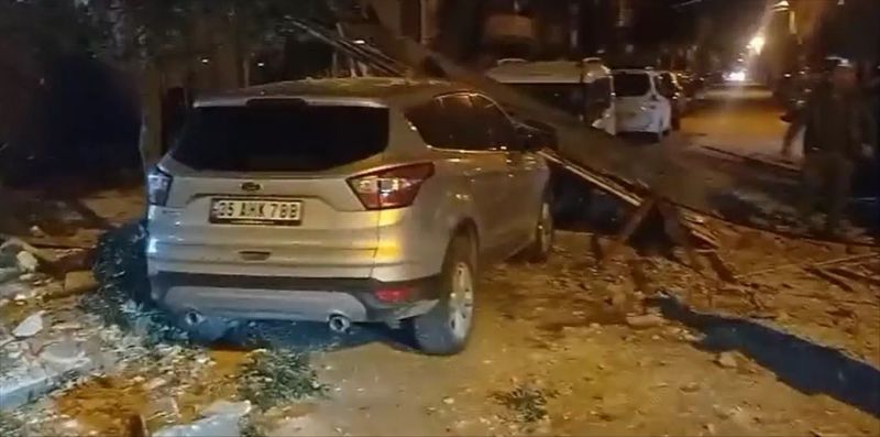 Manisa Salihli'de Kuvvetli Fırtına Çeşitli Hasarlara Yol Açtı