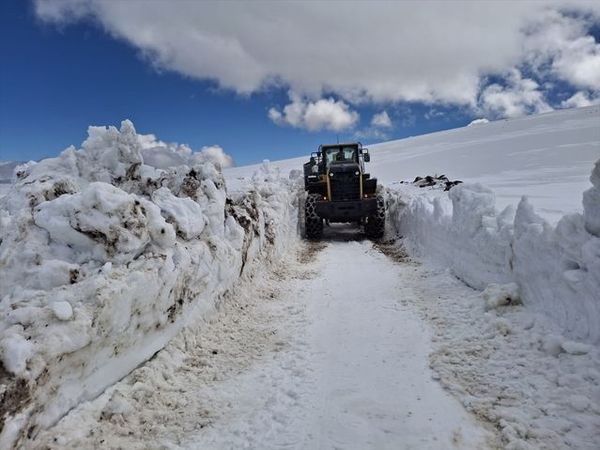 Kars'ta Kar Nedeniyle Kapanan Köy Yolları İçin Müdahale Sürüyor