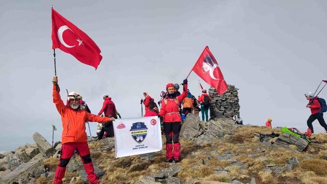 Demircili Dağcılar 18 Mart Anısına Kaz Dağları Zirvesinde Türk Bayrağını Dalgalandırdı