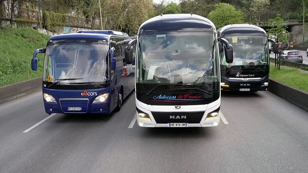 Fransız Nakliyeciler Paris Çevre Yolunda Yavaşlatma Eylemiyle Akaryakıt Desteği Talep Ediyor