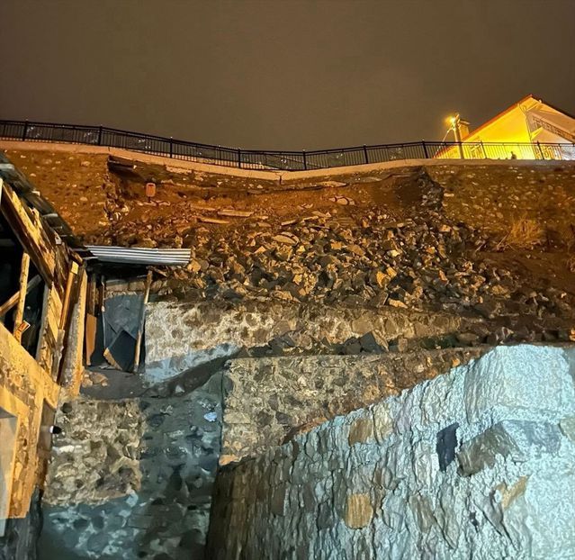 İspir'de Seyir Terası Altında Heyelan Meydana Geldi