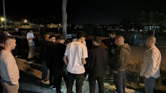 Alanya'da Refüjdeki Ağaca Çarpan Otomobilin Sürücüsü Yaralandı