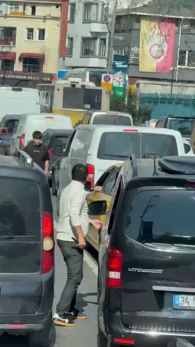 Beyoğlu'nda Minibüs Şoförünün Motosikletliyi Bıçakladığı Anlar Kamerada