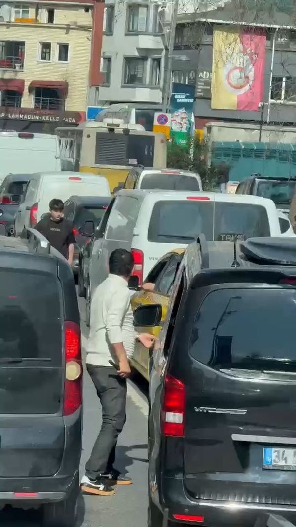 Beyoğlu'nda Minibüs Şoförünün Motosikletliyi Bıçakladığı Anlar Kamerada
