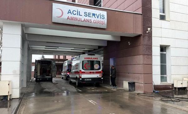 Adıyaman'da Genç Kız 4. Kattan Atladı, Çamaşır İplerine Takılarak Yaralandı