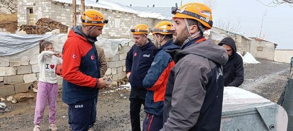 AFAD Ekipleri Van Tuşba'da Deprem Sonrası Saha İncelemesi Yapıyor