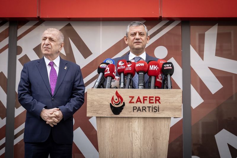 CHP Lideri Özel, Zafer Partisi Başkanı Özdağ'ı Ziyaret Ederek Kritik Konuları Görüştü