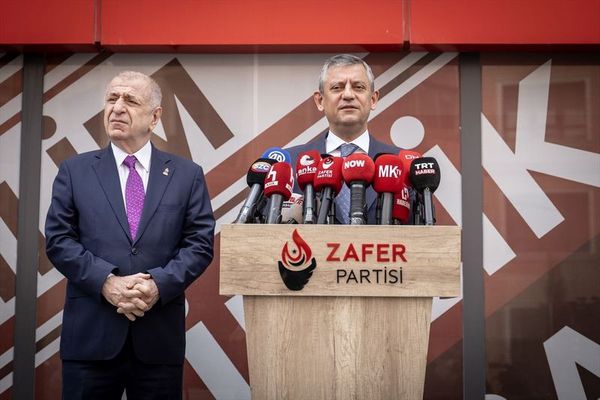 CHP Lideri Özel, Zafer Partisi Başkanı Özdağ'ı Ziyaret Ederek Kritik Konuları Görüştü