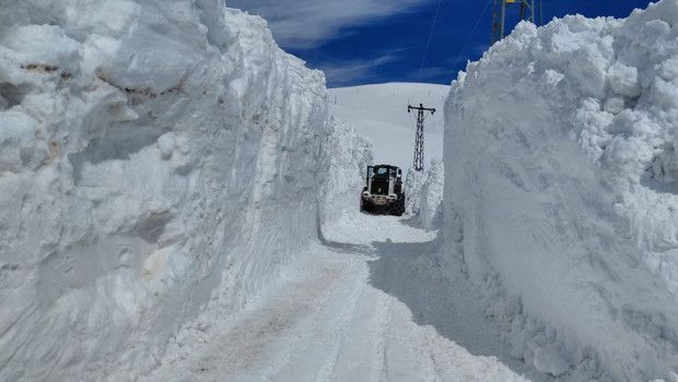 Yüksekova ve Şemdinli'de 6 Metreyi Aşan Kar Kalınlığıyla Zorlu Yol Açma Çalışmaları
