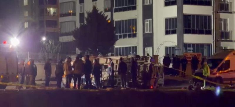 Ankara'da Minibüs ve Otomobil Çarpıştı: 2 Ölü, 12 Yaralı