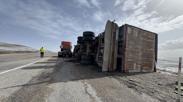 Van'da Devrilen Tırdaki Tonlarca Karpuz Zarar Gördü