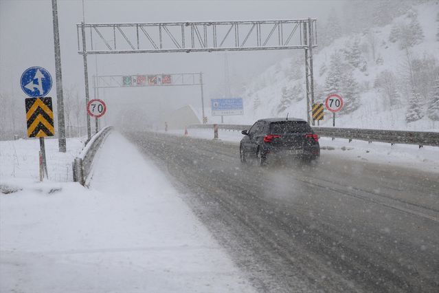 Ilgaz Dağı'nda Yoğun Kar Yağışı ve Sis Etkisini Sürdürüyor