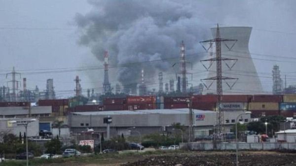 İran, İsrail'in Hayfa Petrol Rafinerisi'ne Balistik Füze Saldırısı Düzenledi