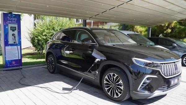 Türkiye'de Otomotiv Pazarı Daralırken Elektrikli Araç Satışları Yükseldi