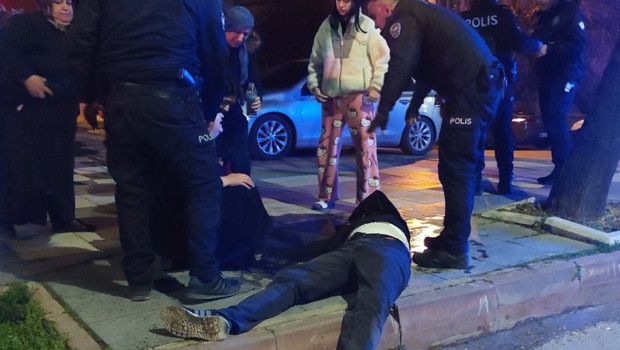 Aksaray’da Yan Bakma Tartışması Kanlı Kavgaya Dönüştü: Anne ve İki Oğlu Yaralandı