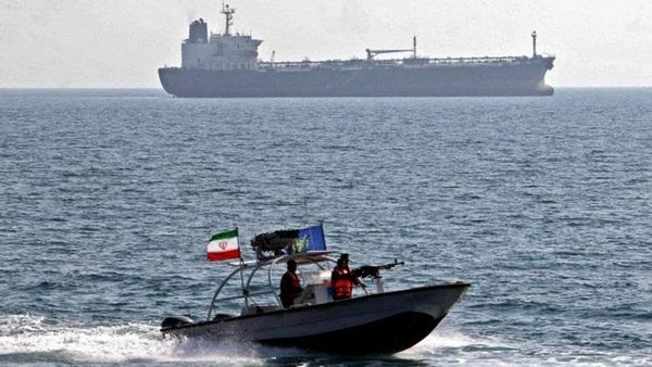 İran, Hürmüz Boğazı'nda ABD Donanmasının Varlığına İlişkin Bildiri Yayınladı