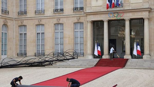Paris’te Elysee Sarayı’ndan Çalınan 100 Porselen Parça Davası Başladı