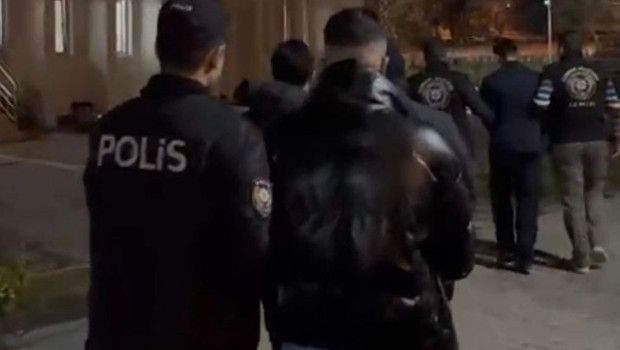 Sahte polis kıyafetiyle yabancı öğrencileri rehin alan üç kişi tutuklandı