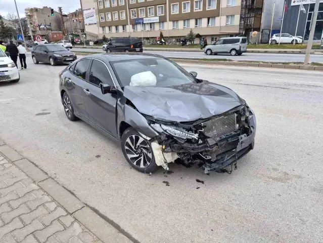 Eskişehir'de Hatalı Dönüş Yapan Araç Kazaya Neden Oldu