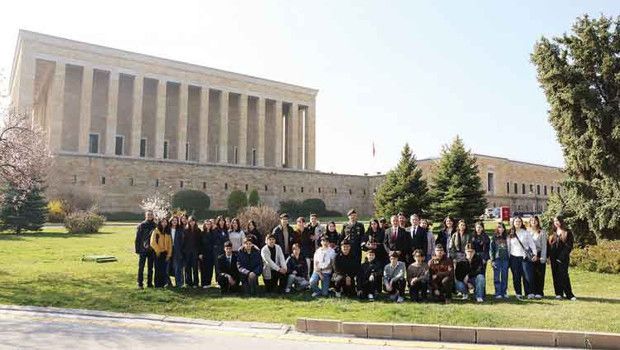 Yürüyen Köşk’ün Çınarından Klonlanan Fide Anıtkabir’de Toprakla Buluştu