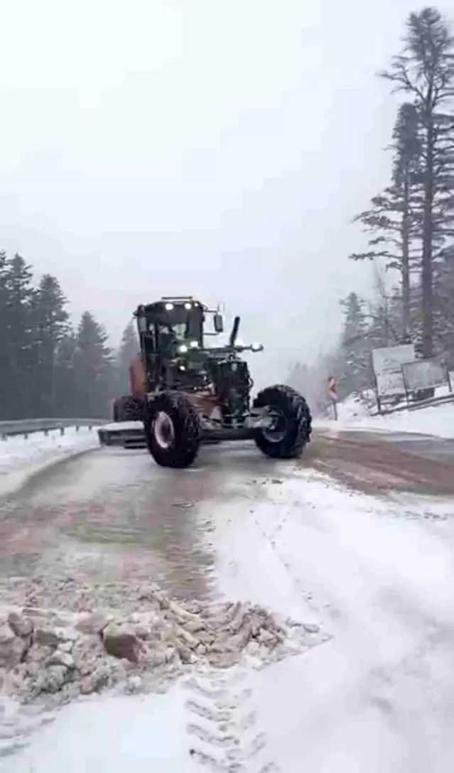 Uludağ’da Bayramda Kar Yağışı Sürprizi: Ekipler Yolları Açmak İçin Harekete Geçti
