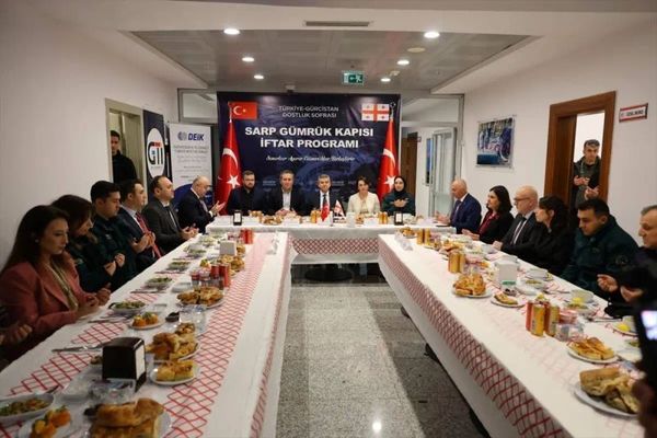 Sarp Sınır Kapısı'nda Türkiye-Gürcistan Dostluk Sofrası İftarı Düzenlendi