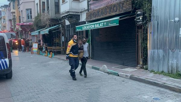 Fatih'te 3 Katlı Binada Yangın: 1 Ölü, 7 Yaralı