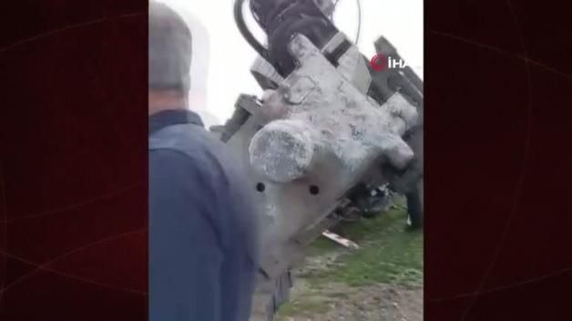 Nevşehir Kozaklı'da Yük Treni İş Makinesi Yüklü Tıra Çarptı: 2 Makinist Hafif Yaralandı