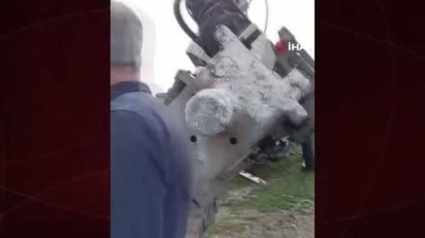 Nevşehir Kozaklı'da Yük Treni İş Makinesi Yüklü Tıra Çarptı: 2 Makinist Hafif Yaralandı