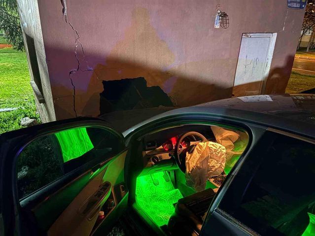 Kayseri'de Yağışlı Havada Kontrolden Çıkan Araç Depoya Çarptı