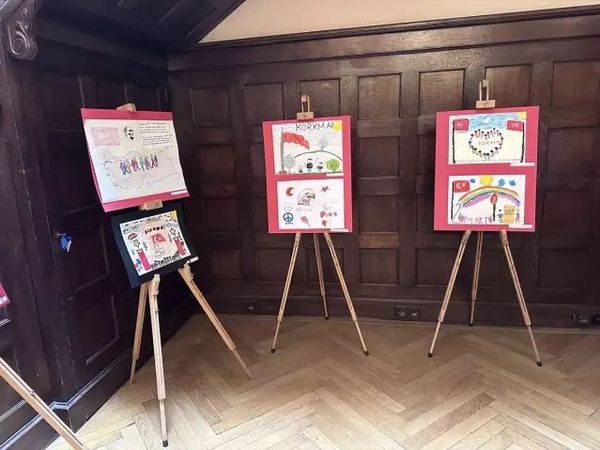 Atina Büyükelçiliği'nde İstiklal Marşı'nın Kabulü Anısına Çocuk Resim Sergisi