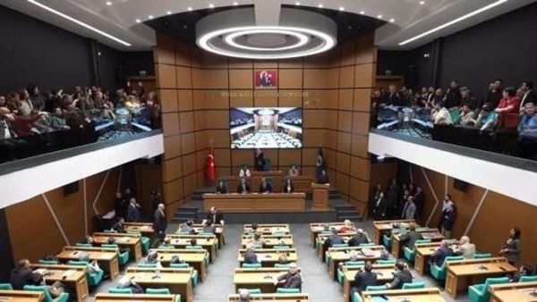 Üsküdar Belediye Meclisi Toplantısında Vatandaşların Çıkarılma Talebi Tartışma Yarattı