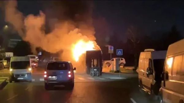 Kağıthane'de Park Halindeki Midibüs Yangını Kısa Sürede Söndürüldü