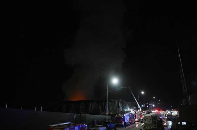 Sincan'daki İlaç Fabrikasında Çıkan Yangına İtfaiye Müdahale Ediyor