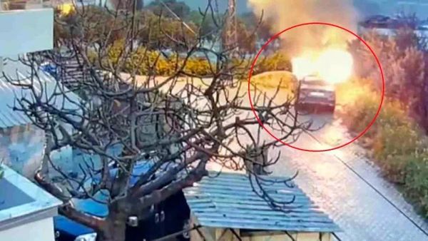 Hatay'da Park Halindeki Otomobil Benzinle Yakıldı, Saldırgan Kendini Yaktı