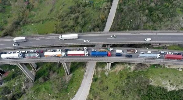 İzmit’te Zincirleme Kaza Ulaşımı Kesintiye Uğrattı