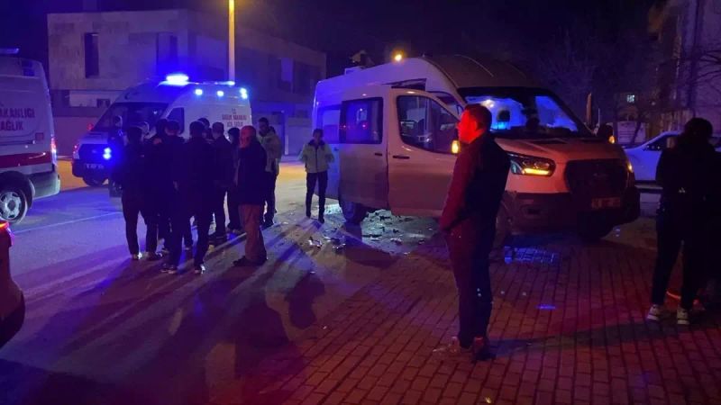 Bursa İnegöl'de Servis Minibüsü ile Otomobil Çarpıştı: 9 Yaralı