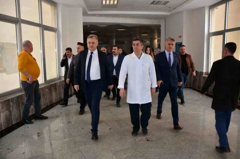 Bitlis İl Sağlık Müdürü Ergene, Trafik Kazasında Yaralananları Hastanede Ziyaret Etti