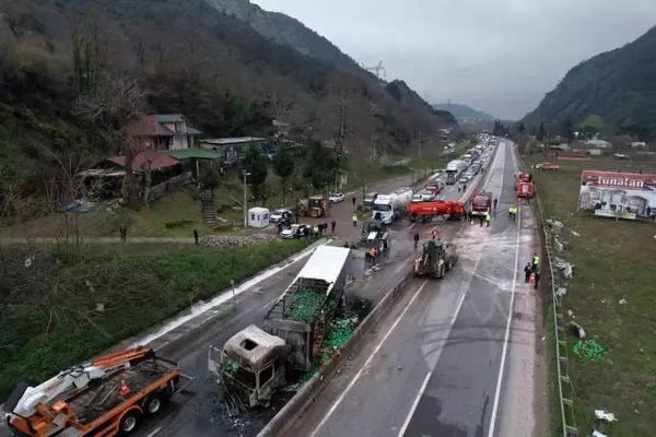 Sakarya D-650 Yolunda Tır Çarpışması Yangına ve Yaralanmalara Yol Açtı