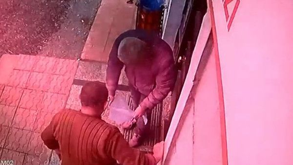 Bekçi, Çamurlu Çizmelerini Çıkarıp Galoşla Sağlık Ocağına Girdi