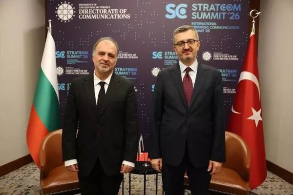 Burhanettin Duran, Bulgar Kültür Bakanı Nayden Todorov ile STRATCOM'da Görüştü