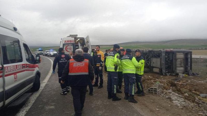 Aksaray’da Otobüs Devrildi: 20 Kişi Yaralandı